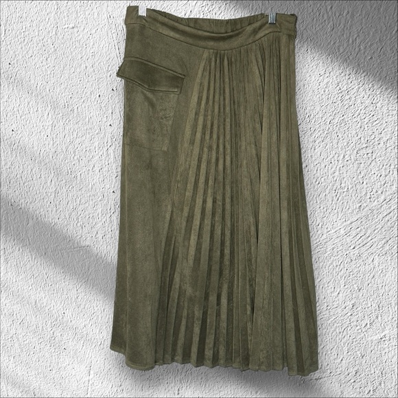 ENTRO Size Large Green Faux Suede Pleated MIDI Skirt NWT Missing Belt‎ Classic - Picture 1 of 12